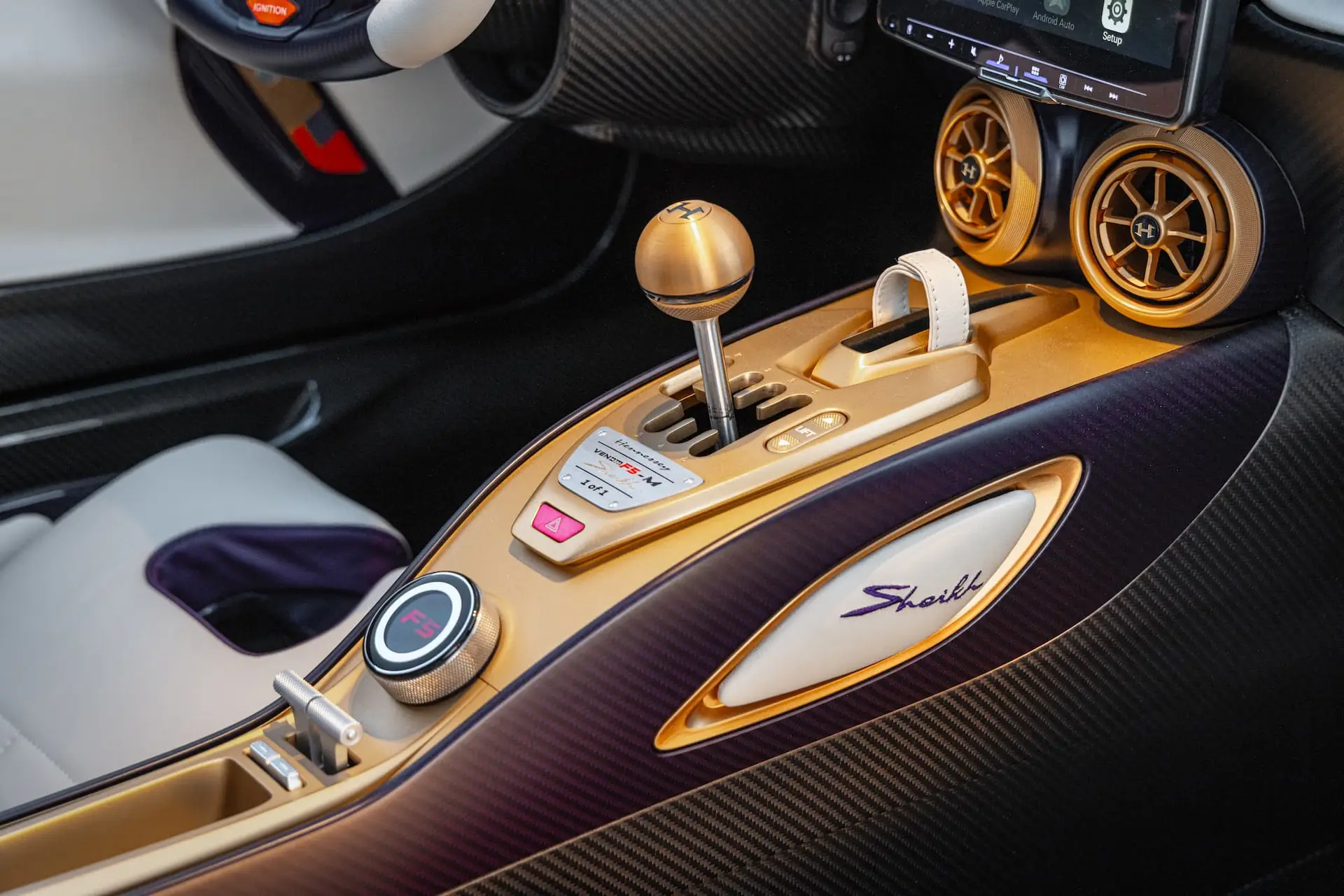Центральная консоль Hennessey Venom F5-M с механической кулисой