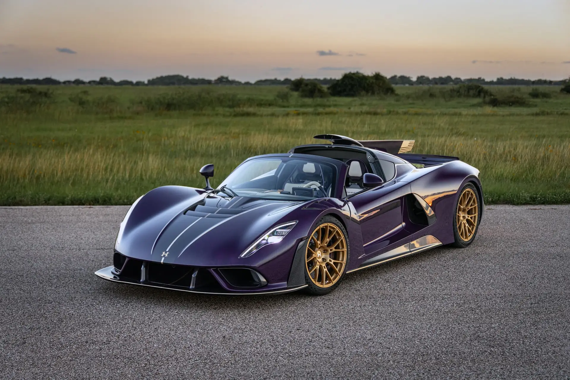 Hennessey Venom F5-M вид спереди сбоку, фиолетовый карбон и золотые диски