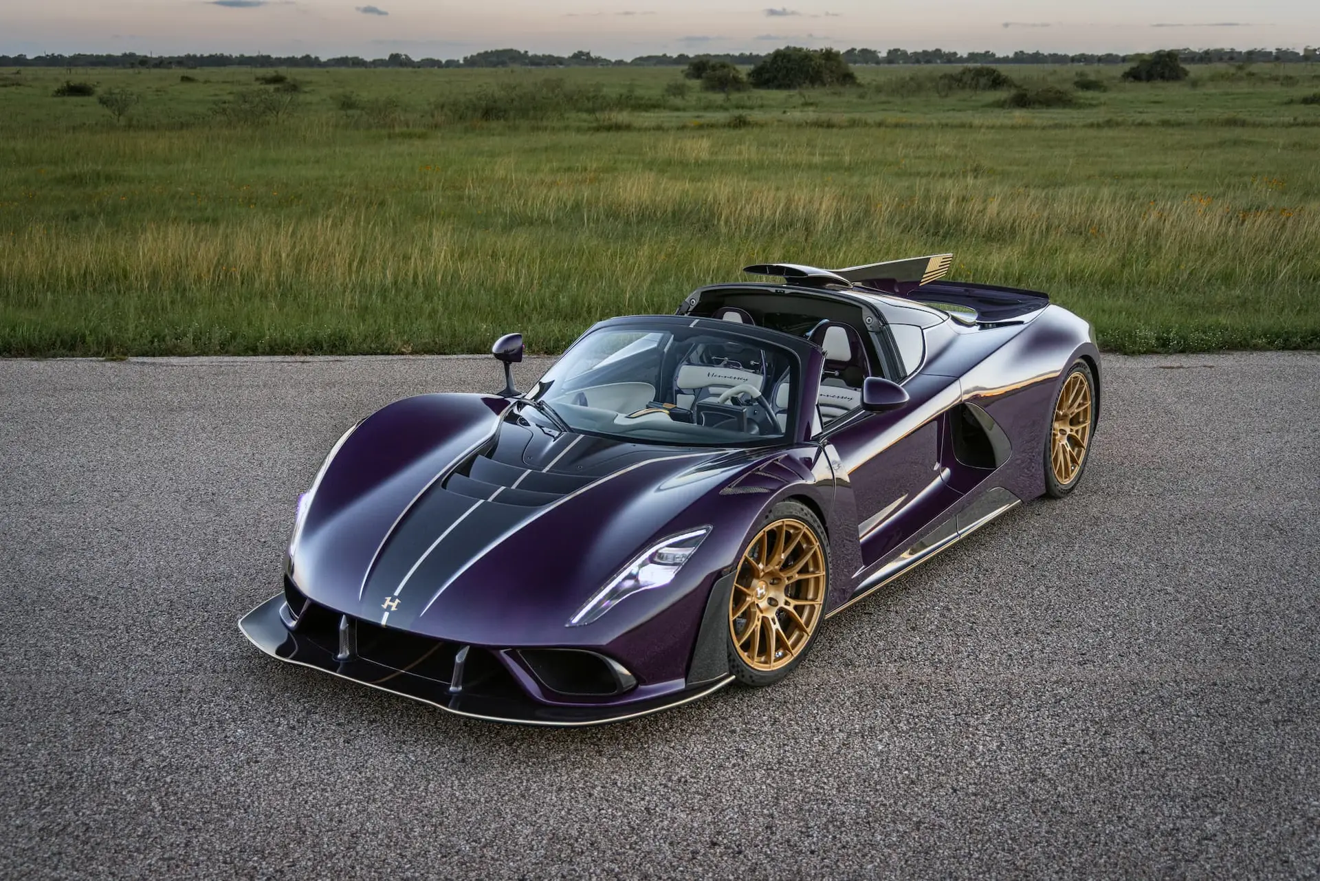Hennessey Venom F5-M вид сверху с открытой крышей